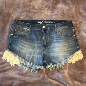 Distressed lace detailed shorts